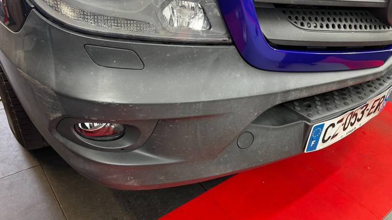 Rénovation plastique extérieur pare-choc Mercedes Sprinter avant traitement