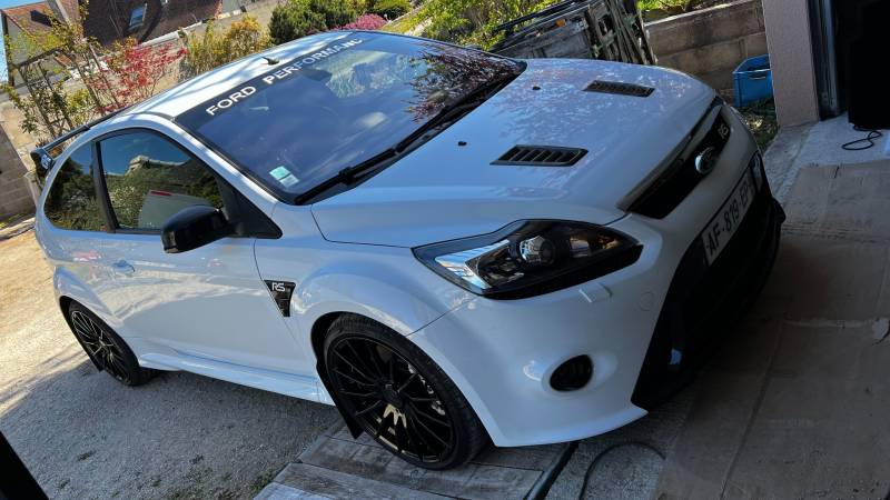 Polissage stage 2 en cours sur Ford Focus RS à Brive-la-gaillarde