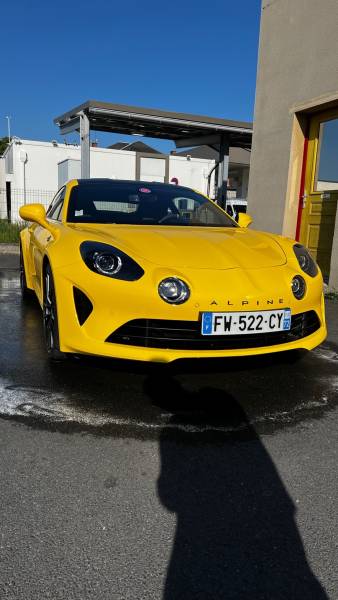 Protection céramique Gtechniq sur Alpine A110 réalisée à Brive-la-Gaillarde pour une brillance intense et une protection longue durée.