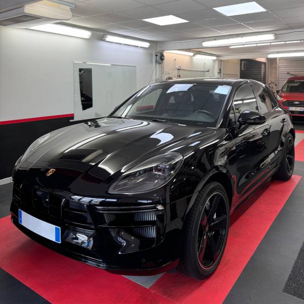 Rendu final après polissage et traitement céramique d'un Porsche Macan à Brive-la-Gaillarde.